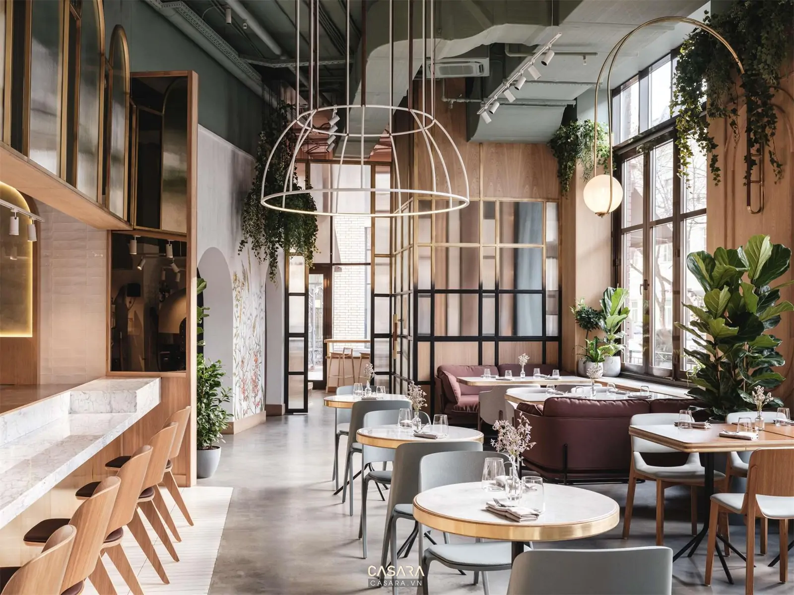 thi công nội thất cafe hiện đại có quầy pha chế bàn ghế gỗ đèn thả và lối phục vụ rộng