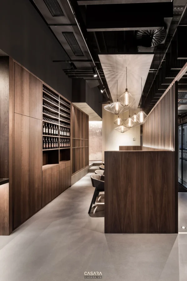 Nội thất quán bar hiện đại với tông màu gỗ ấm áp, ánh sáng vàng dịu.