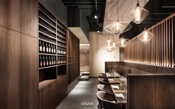 Nội thất nhà hàng sang trọng với gỗ nâu ấm áp và đèn thả độc đáo.