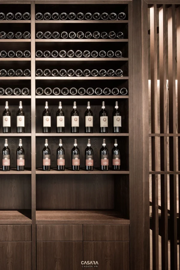 Tủ rượu gỗ hiện đại, sang trọng với nhiều chai rượu vang đỏ.