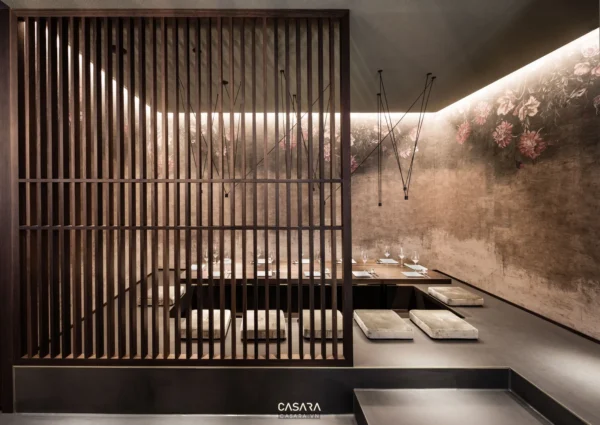 Nội thất nhà hàng Nhật Bản sang trọng với vách ngăn gỗ tinh tế.