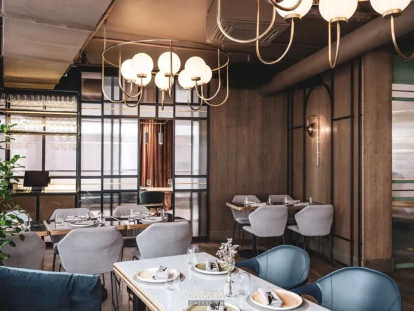 Không gian nhà hàng sang trọng với ánh sáng ấm áp, thiết kế hiện đại.