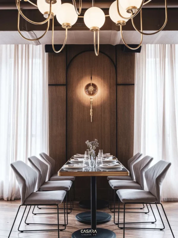Phòng ăn sang trọng với đèn chùm cầu và nội thất gỗ ấm cúng.