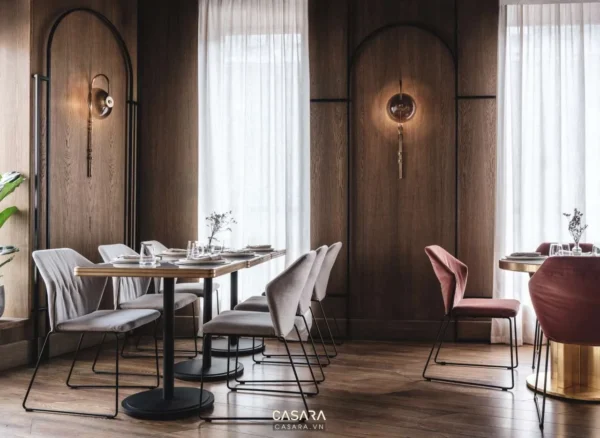 Không gian nhà hàng sang trọng với nội thất gỗ và ánh sáng ấm áp.