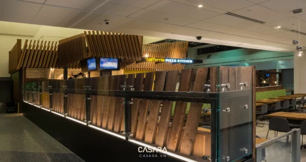 Quầy bar gỗ trang trí hiện đại tại California Pizza Kitchen.