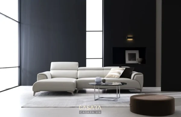 Phòng khách hiện đại với sofa da trắng tinh tế, sang trọng.