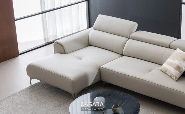 Bộ sofa da góc hiện đại, sang trọng màu kem trong phòng khách.
