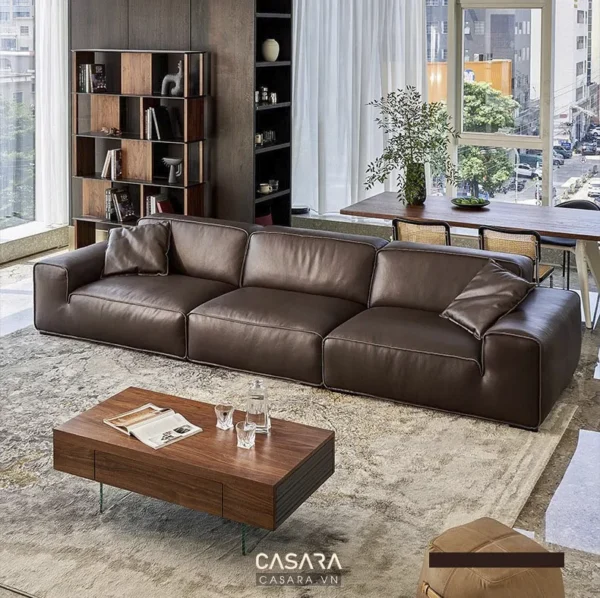 Phòng khách hiện đại với sofa da nâu và kệ sách gỗ sang trọng.