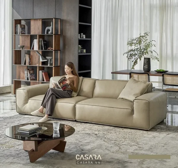 Phòng khách hiện đại, sang trọng với sofa êm ái và cây xanh.