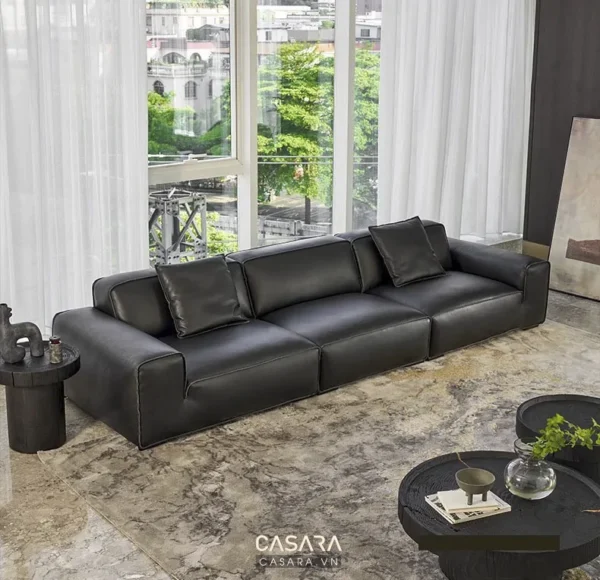 Phòng khách sang trọng với bộ sofa da đen hiện đại, tinh tế.
