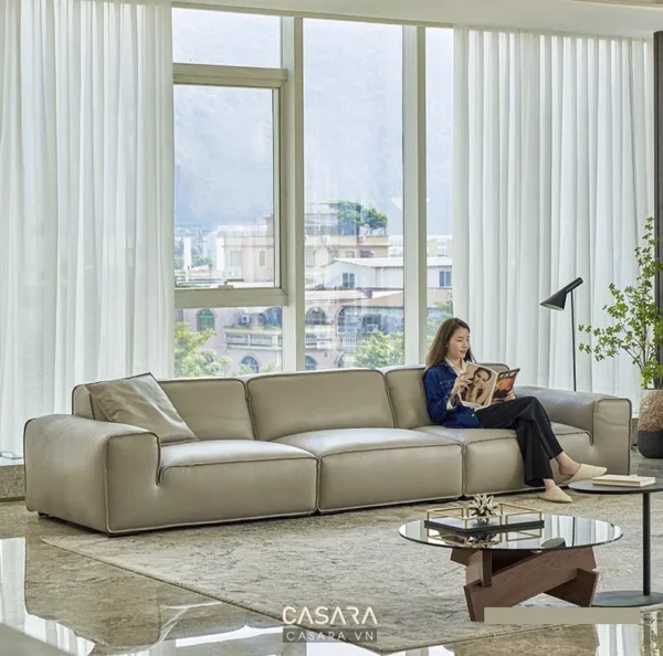 Phòng khách hiện đại, sang trọng với bộ sofa màu be tinh tế.