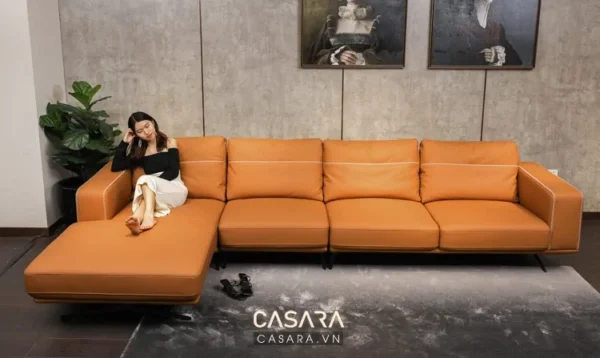 Ghế sofa da màu cam rộng rãi, sang trọng trong không gian phòng khách.
