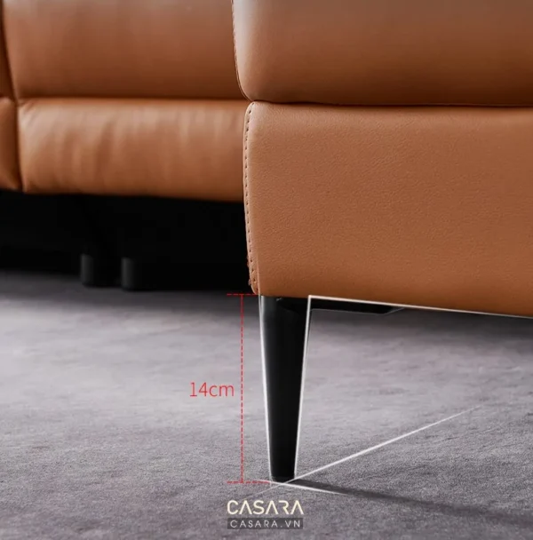 Góc cạnh mềm mại của ghế sofa da cao cấp màu nâu cam hiện đại.