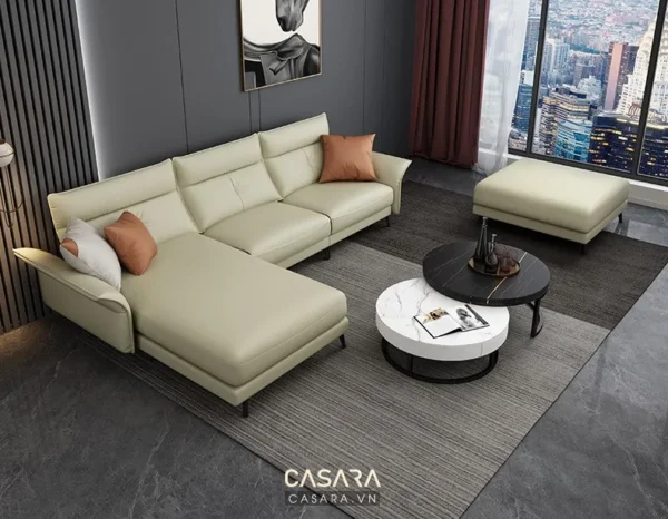 Phòng khách hiện đại với bộ sofa da sáng màu, sang trọng.