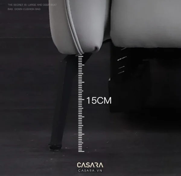 Góc nhìn cận cảnh chân ghế sofa màu xám, có thước đo chiều cao.