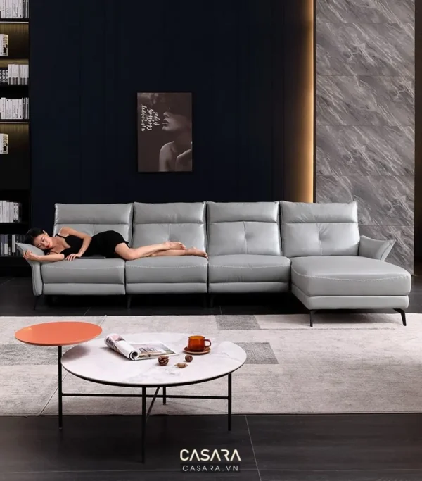 Phòng khách hiện đại với bộ sofa góc màu xám sang trọng, tinh tế.