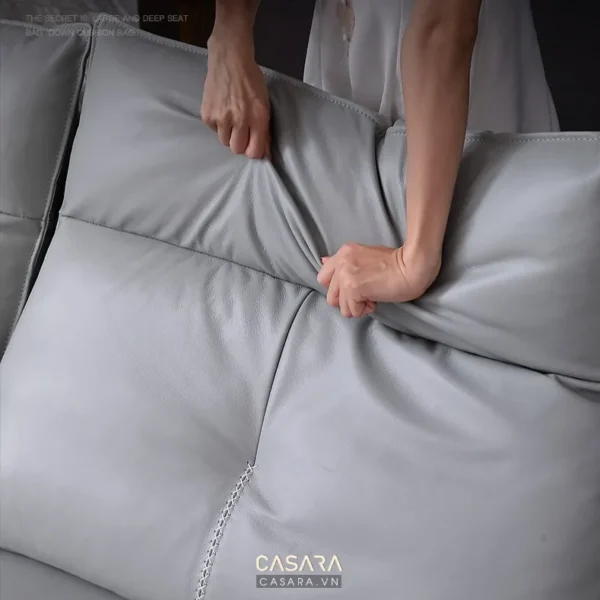 Ghế sofa màu xám nhạt, chất liệu da mềm mại, êm ái, mời gọi.
