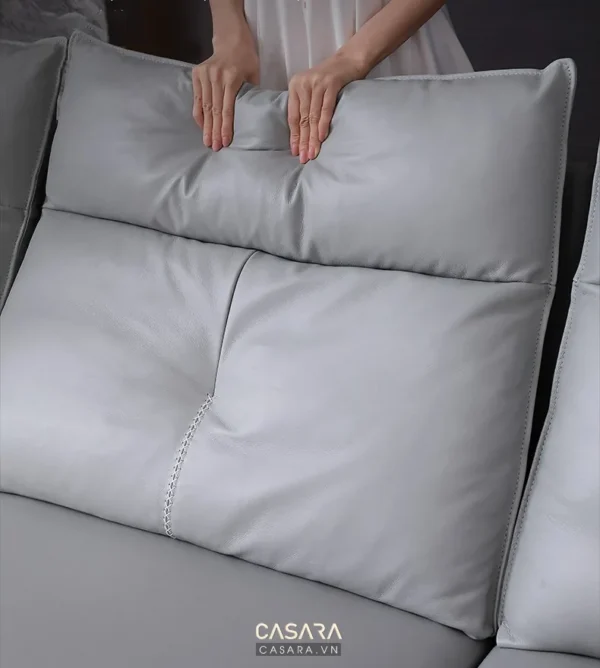 Ghế sofa da cao cấp màu xám, êm ái và sang trọng.