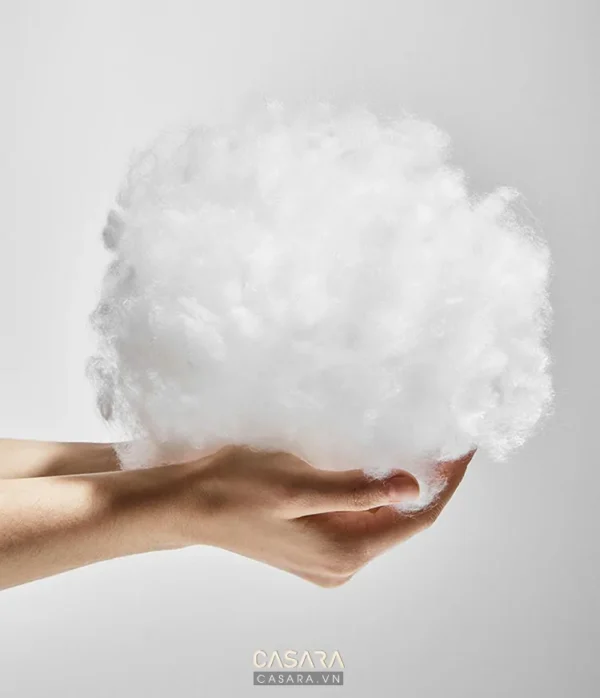 Bàn tay nâng bồng bềnh đám mây bông trắng mịn màng, nhẹ nhàng.