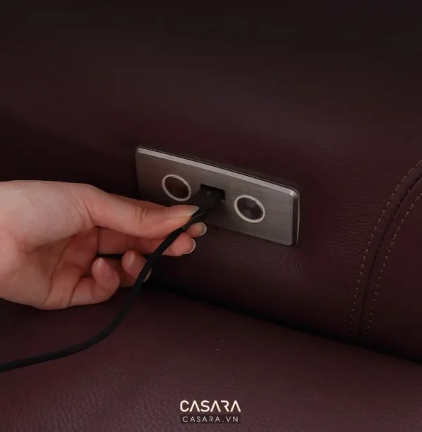 Ổ cắm điện tích hợp trên ghế sofa, tiện lợi sạc thiết bị.