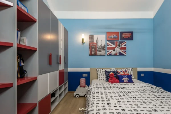 Phòng ngủ trẻ em với tông màu xanh dương, điểm nhấn là đồ trang trí Anh Quốc.