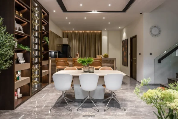 Phòng ăn hiện đại, sang trọng với tủ rượu và nội thất tinh tế.