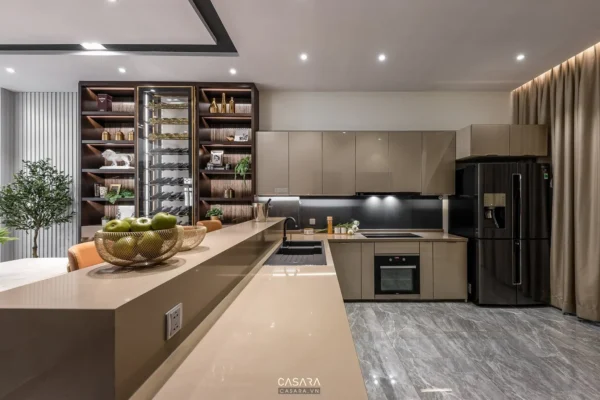 Phòng bếp hiện đại, sang trọng với thiết kế tối giản, màu sắc trung tính.