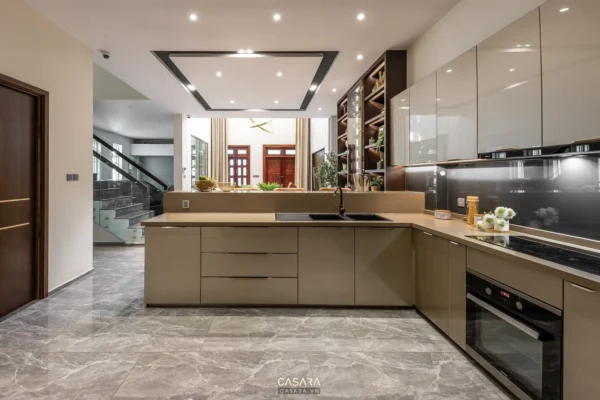 Phòng bếp hiện đại, rộng rãi với thiết kế tủ bếp sang trọng.