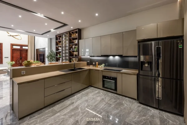 Không gian bếp hiện đại, sang trọng với tông màu trung tính ấm áp.