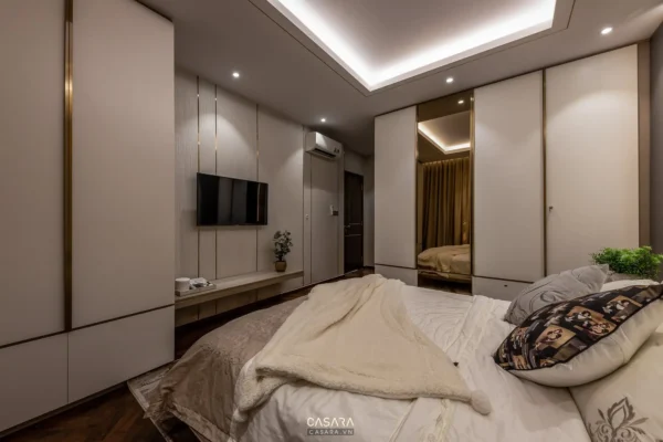 Phòng ngủ hiện đại, sang trọng với tông màu trắng chủ đạo và ánh sáng ấm áp.
