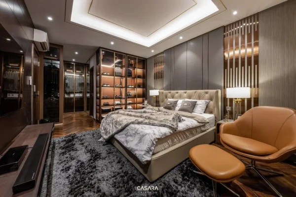 Phòng ngủ sang trọng với nội thất gỗ và ánh sáng ấm áp.