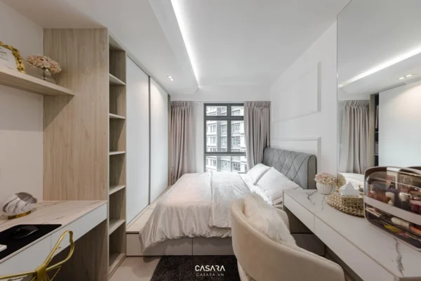 Phòng ngủ hiện đại, tối giản với nội thất gỗ và gương lớn.