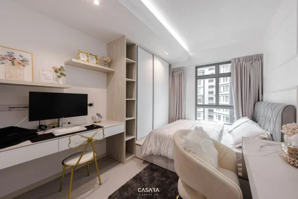 Phòng ngủ nhỏ gọn, hiện đại với bàn học và giường đơn.