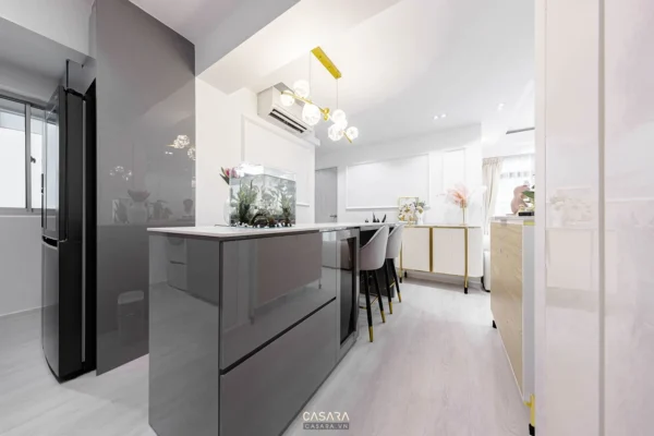 Phòng bếp hiện đại, sang trọng với đảo bếp lớn, tông màu trắng chủ đạo.