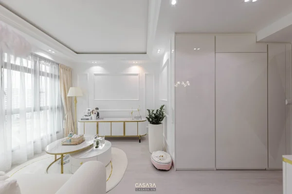 Phòng khách hiện đại, tối giản với tông màu trắng chủ đạo và điểm vàng.