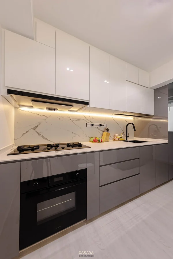 Phòng bếp hiện đại, sang trọng với thiết kế tối giản, màu sắc trung tính.