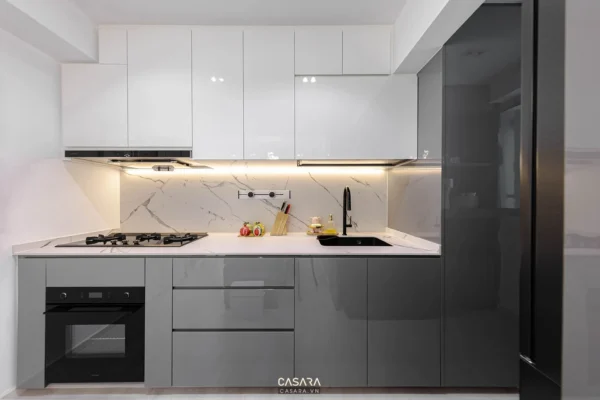Phòng bếp hiện đại, gọn gàng với tủ bếp trắng xám tinh tế.