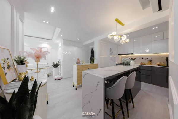 Phòng bếp hiện đại, sang trọng với nội thất trắng chủ đạo.