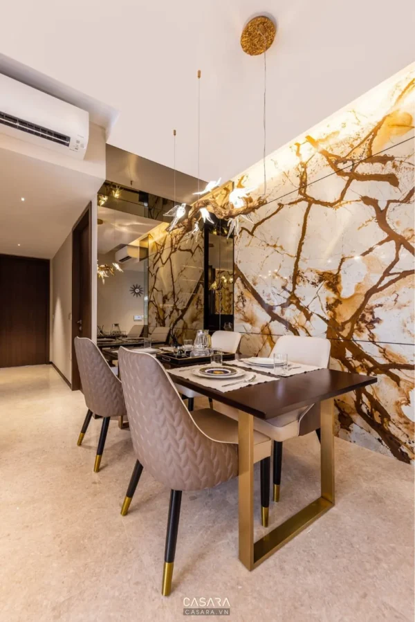 Phòng ăn sang trọng với điểm nhấn bức tường nghệ thuật độc đáo.