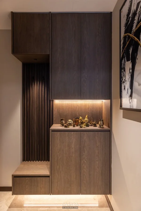 Tủ giày âm tường hiện đại, sang trọng với ánh sáng vàng ấm áp.