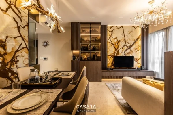 Phòng khách tối giản, sang trọng với tông vàng chủ đạo và ánh sáng ấm áp.