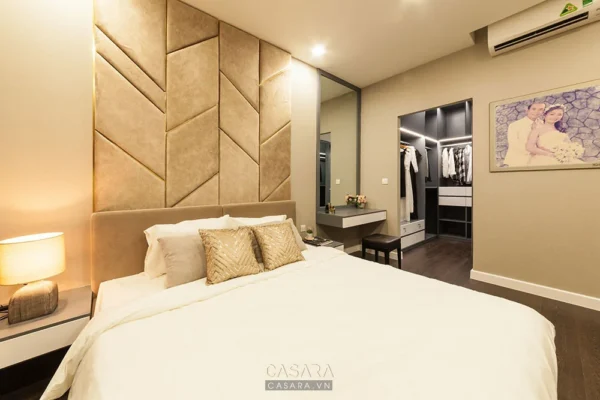Phòng ngủ hiện đại, sang trọng với điểm nhấn là tường đầu giường độc đáo.