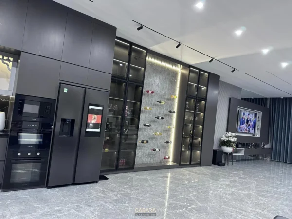 Nội thất phòng bếp và phòng khách hiện đại, sang trọng với tông màu tối.