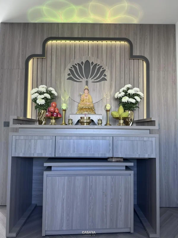 Bàn thờ Phật trang nghiêm với hoa tươi và ánh sáng dịu nhẹ.