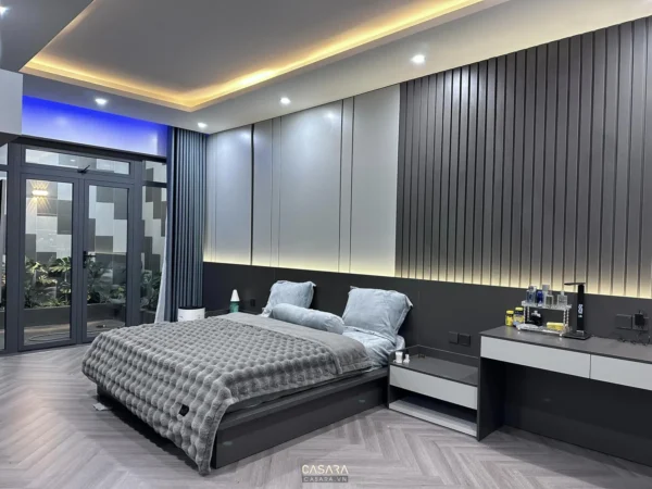 Phòng ngủ hiện đại, sang trọng với tông màu xám chủ đạo và ánh sáng ấm.