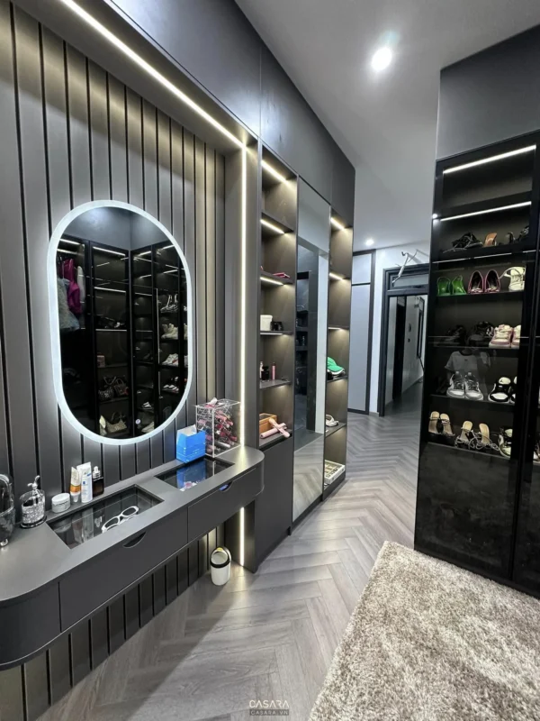 Phòng thay đồ hiện đại, sang trọng với thiết kế đen trắng tinh tế.