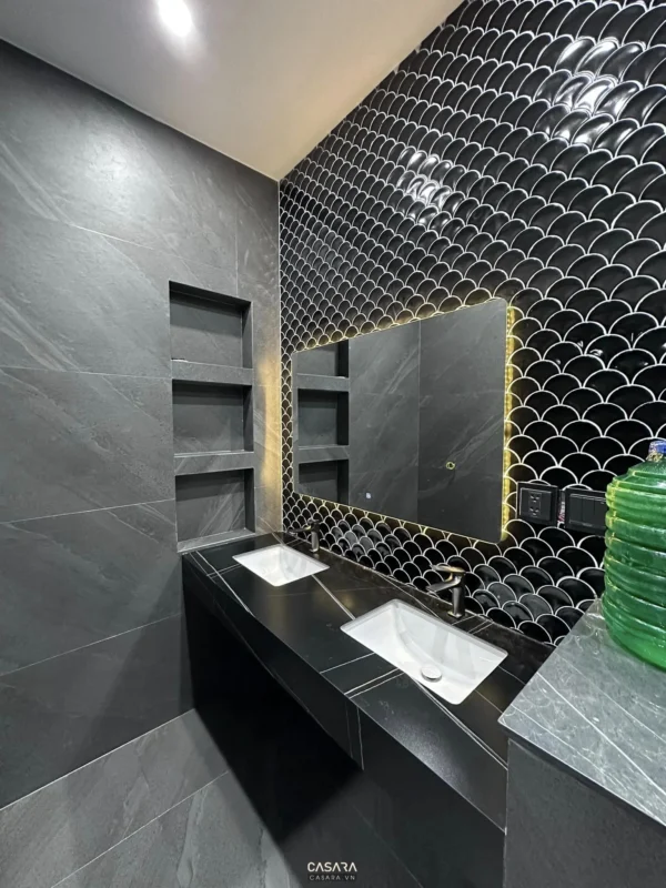 Phòng tắm hiện đại với tường và sàn ốp gạch vảy cá tinh tế.