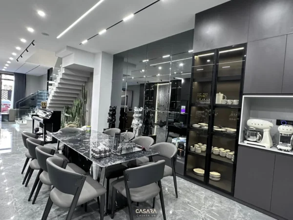 Phòng ăn sang trọng với bàn ăn lớn, tủ kính trưng bày hiện đại.
