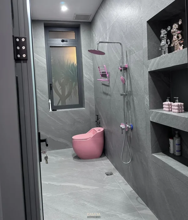Phòng tắm hiện đại, tông xám chủ đạo điểm hồng cá tính.