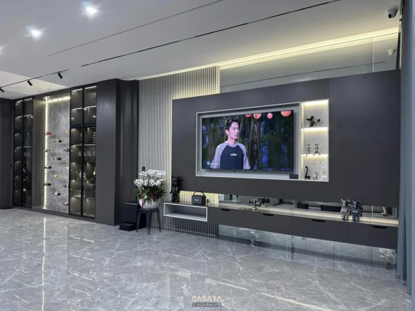 Phòng khách hiện đại với TV lớn và tủ kính trang trí sang trọng.